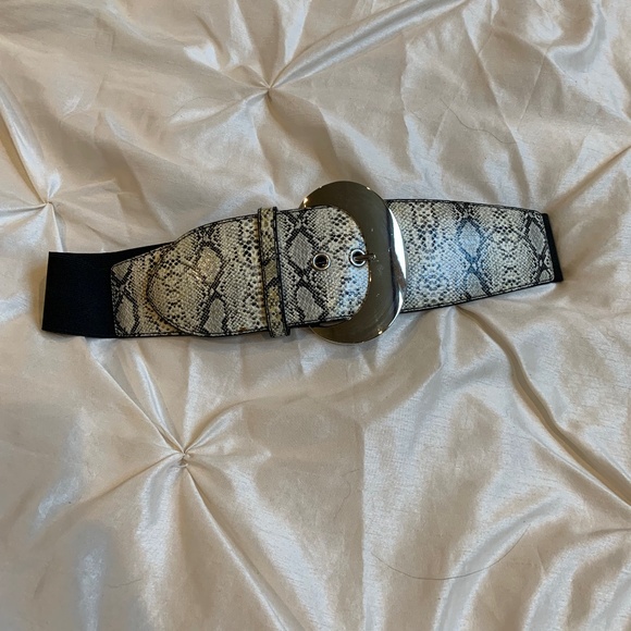 Via Spiga Gray/Black Snakeprint Wide Belt sz M - Picture 1 of 4